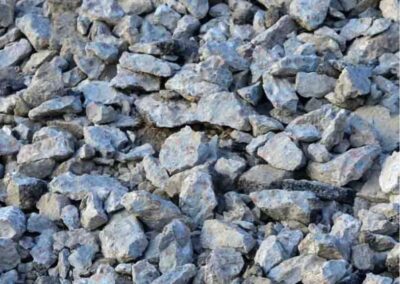 Le béton recyclé MR-2 en vrac est un matériau écologique et économique utilisé comme alternative à la pierre dans la construction de fondations.
